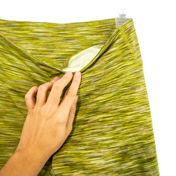 Alo Yoga Mid-Rise Airbrush Cropped Green Spacedye Capri Leggings - Picture 4 of 8